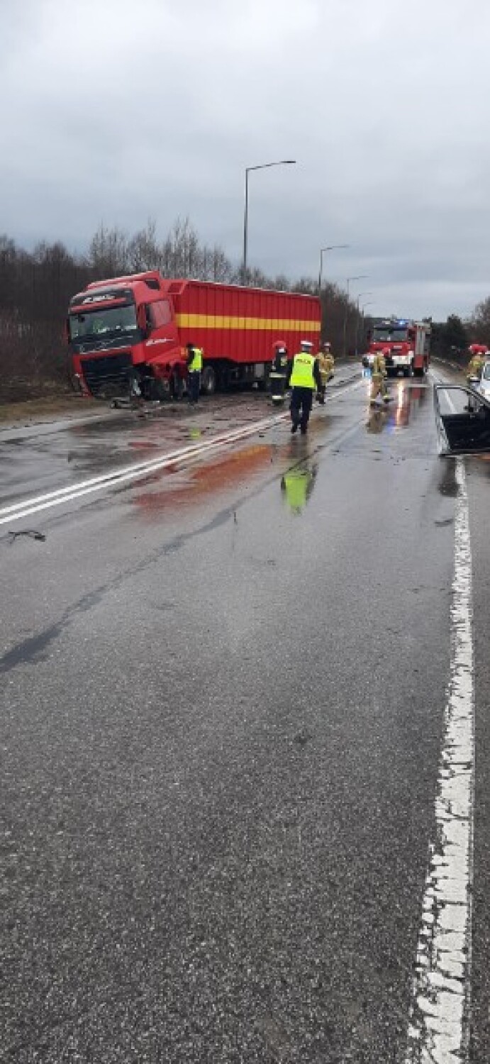 Poważny wypadek na ulicy Radomskiej w Kielcach. Strażacy uwalniali zakleszczoną osobę