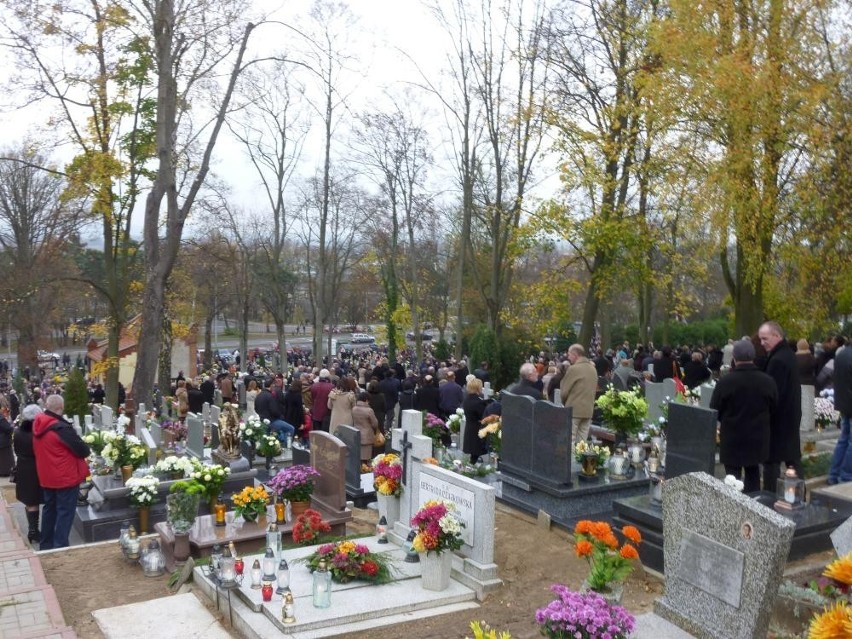 Wszystkich Świętych w Chodzieży i powiecie. Tłok na...