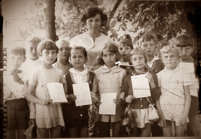 Uczniowie i nauczyciele Szkoły Podstawowej w Złoczewie na archiwalnych fotografiach. Nowa porcja kadrów sprzed lat ZDJĘCIA