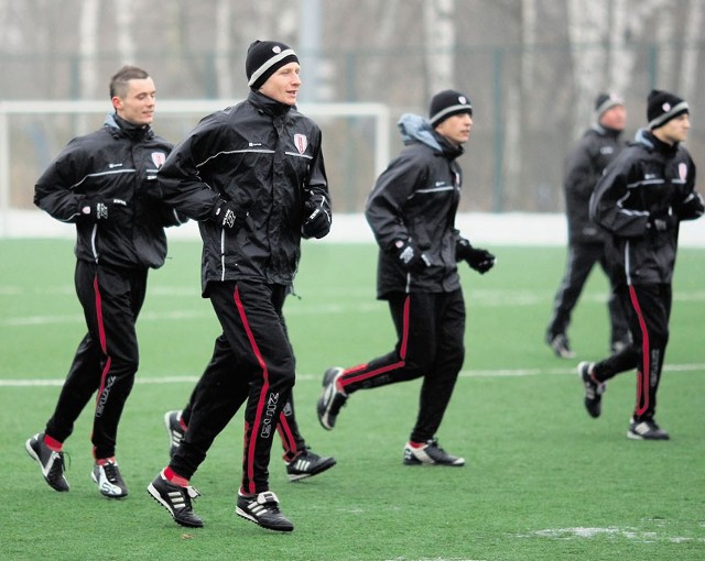 Piłkarze ŁKS ćwiczyli na sztucznej trawie.