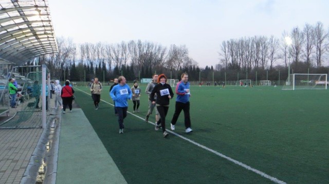 We wtorkowy wieczór na boisku ze sztuczną nawierzchnią Stadionu ...