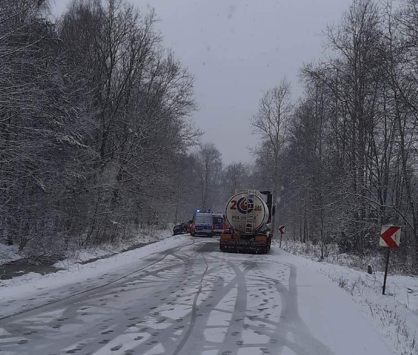 Osobowy opel będąc w poślizgu uderzył w jadącego z...