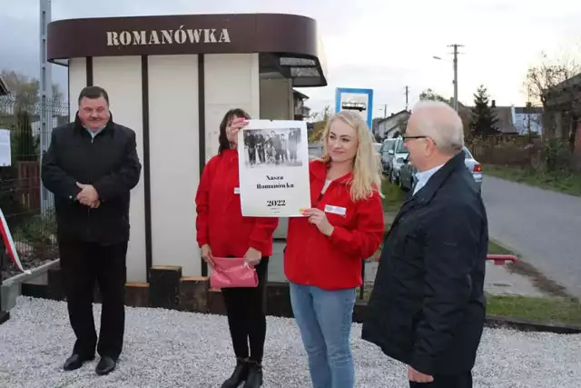 Piknik rodzinny w Romanówce (gm. Rozprza).  Tak mieszkańcy świętowali montaż nowego ogrodzenia wokół Domu Ludowego