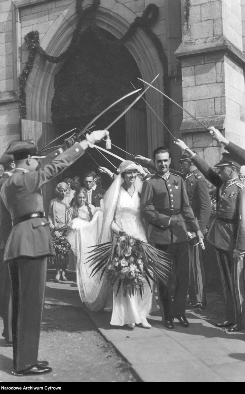 Rok 1930. Para młoda po ceremonii zaślubin opuszcza kościół...