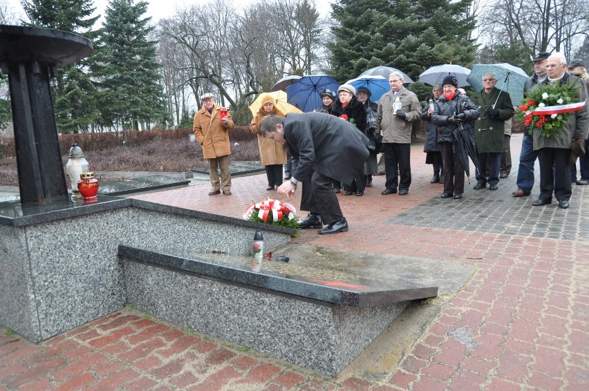 Delegacja SLD składa kwiaty na cmentarzu sowieckim w...
