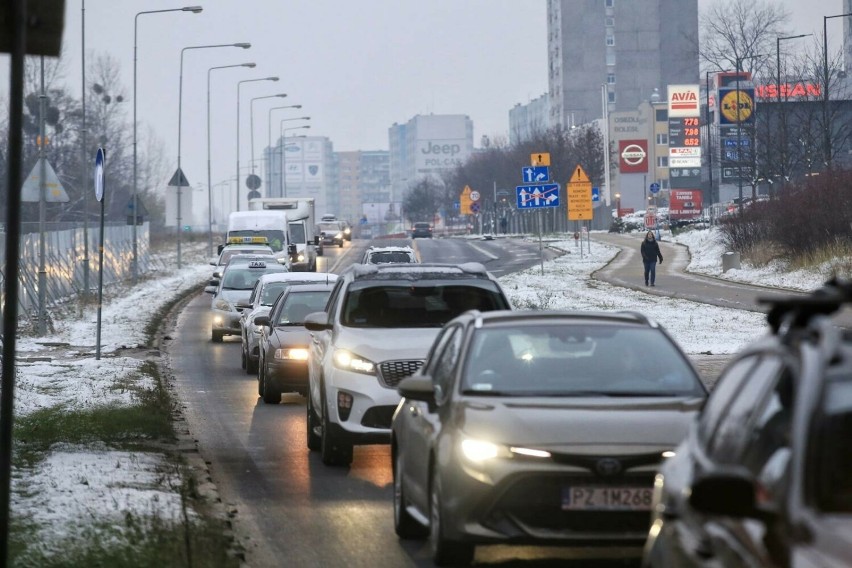 Średnia prędkość samochodów w centrum Poznania w 2023 r....