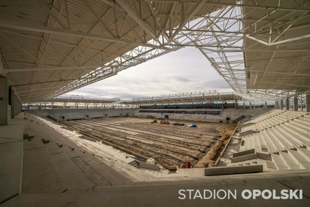 Robotnicy pracujący przy opolskim stadionie zajęli się już m.in. budową murawy.