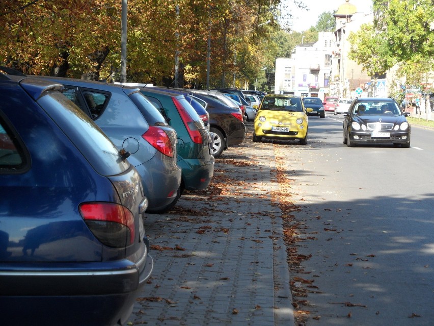 W Zawierciu jest blisko 2600 miejsc parkingowych, ale zaparkować w centrum miasta jest trudno