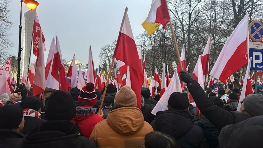 Protest Wolnych Polaków pod Sejmem. Na miejscu są tysiące...