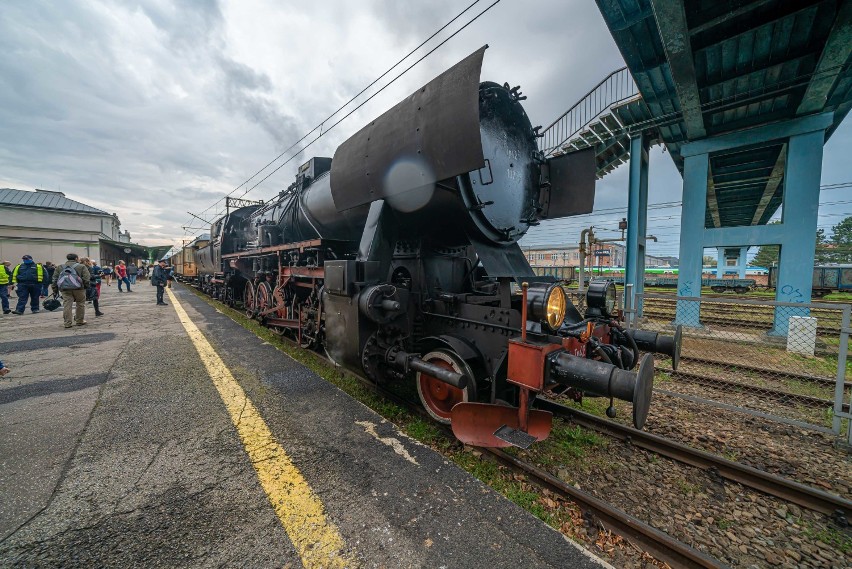 Nowy Sącz. Pociąg retro wyruszył do Muszyny. Wielkie zainteresowanie pasjonatów kolei [ZDJĘCIA]