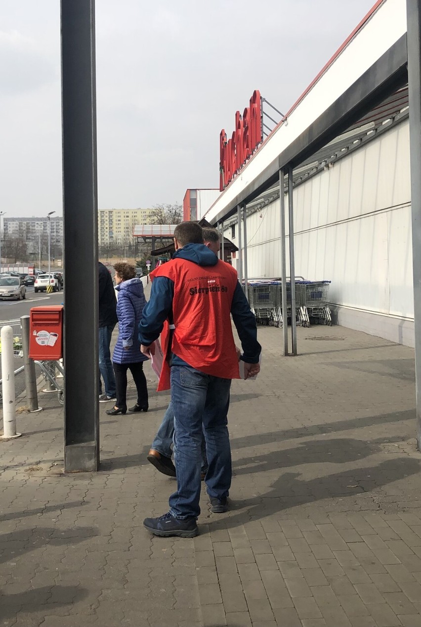 Rybnik: Wolny Związek Zawodowy "Sierpień 80" strajkował przed sklepem Auchan