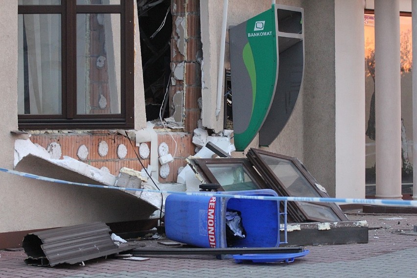 W Kunicach złodzieje wysadzili ścianę, chcieli ukraść bankomat [ZDJĘCIA] 