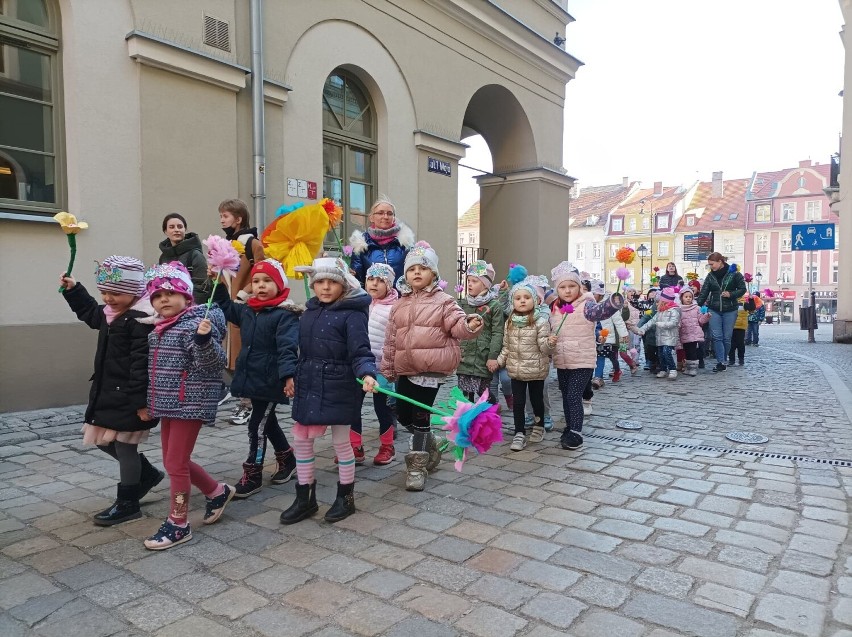 Dzisiaj dzieci w całym Wałbrzychu witały wiosnę. Tak robiły...