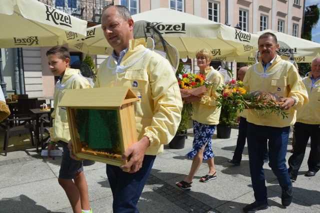 Święto Miodu w Piotrkowie 2022. Miody wszelkich rodzajów i gatunków królowały na Rynku Trybunalskim, 24.07.2022