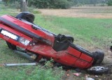 Wypadek w miejscowości Sroczków. Auto dachowało w rowie [zdjęcia]