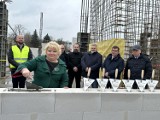 Akt erekcyjny pod budowę Gminnego Centrum Przesiadkowego w Sokółce już wmurowany. Zobaczcie, jak wygląda plac budowy od środka