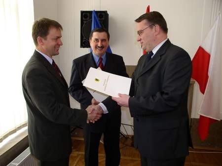 Marek Biernacki (z prawej) wręczył w kwietniu Leszkowi Taborowi, burmistrzowi Sztumu (z lewej) oraz Zbigniewowi Zwolenkiewiczowi, staroście sztumskiemu. umowy na finansowanie dwóch inwestycji. Dzisiaj marszałek oficjalnie rozpocznie prace budowlane.