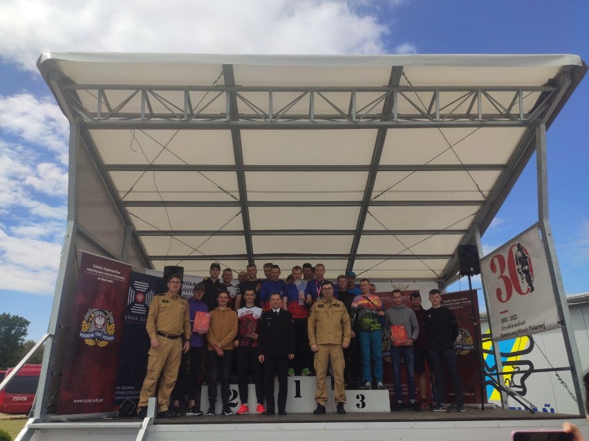 Siedmioosobowa drużyna pleszewskich strażaków wzięła udział w biegu sztafetowym „30 kilometrów na 30-lecie Państwowej Straży Pożarnej" w Poznaniu
