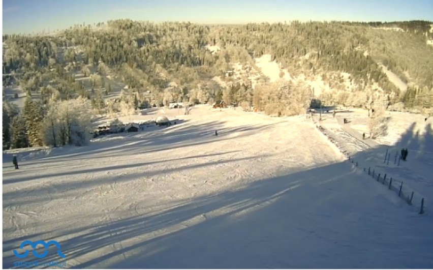 Warunki narciarskie w Beskidach: Nadal doskonała pogoda dla narciarzy [ZDJĘCIA Z KAMEREK]