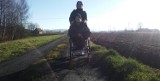Niepełnosprawna Julka walczy nie tylko z chorobą, ale także z dziurawą drogą 