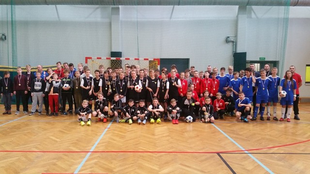 Uczestnicy piłkarskich zmagań w VIII Powiatowym Turnieju „Gramy Fair Play”.