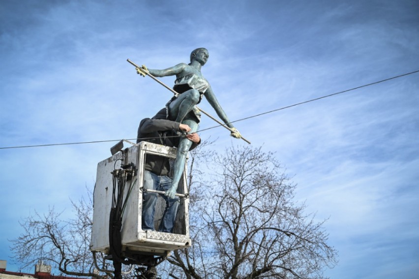 Pierwsze balansujące rzeźby Jerzego Kędziory zawisły na Starym Rynku w Częstochowie. To dopiero początek