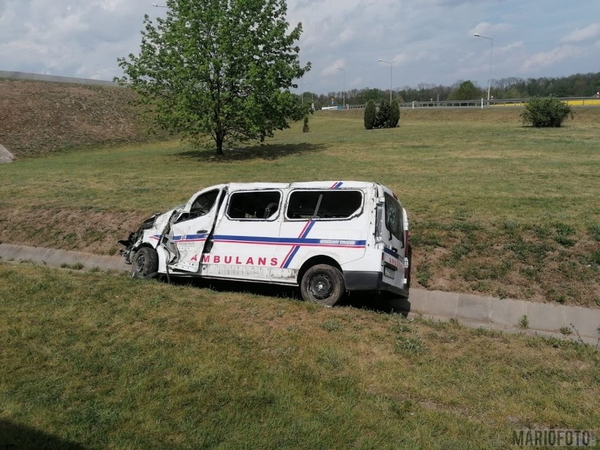 Ambulans dachował na autostradzie A4 pod Brzegiem