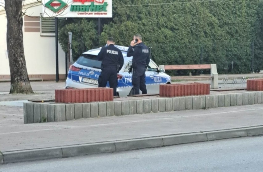 Policjant uszkodził radiowozem fontannę na skwerku w Sławnie...