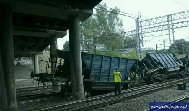 Do zdarzenia doszło dziś (11 lipca br.) po godzinie 4.00. Oficer dyżurny iławskiej policji został poinformowany o wykolejeniu się pociągu towarowego w okolicy wiaduktu znajdującego się przy ul. Lubawskiej w Iławie. Funkcjonariusze od razu pojechali na miejsce.