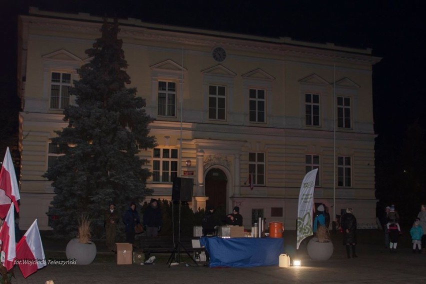 Nowy Tomyśl: Rozpalili Ogień Niepodległości i rozdali flagi