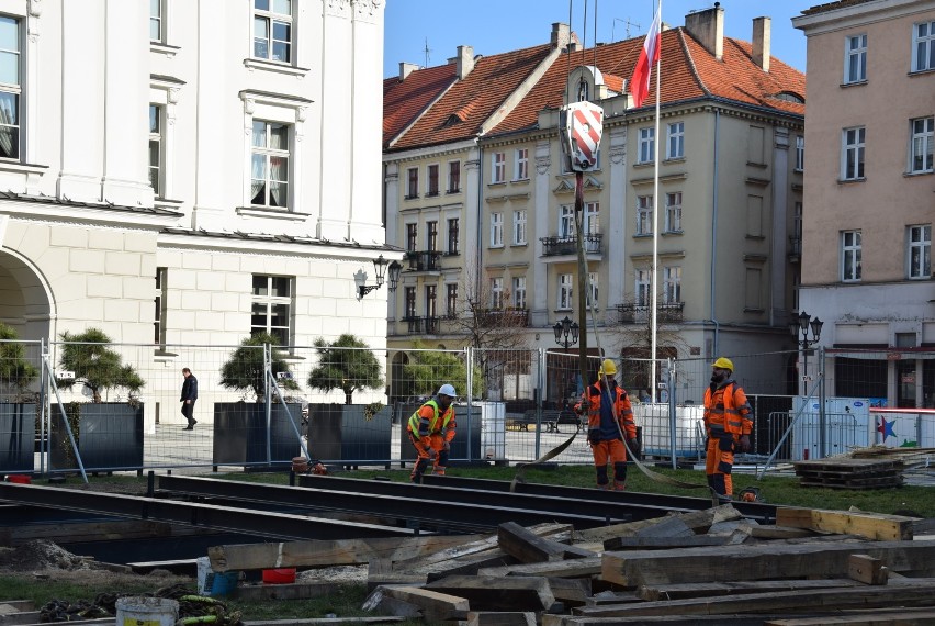 Podest zastąpi namiot nad studnią. Trwają prace na Głównym...