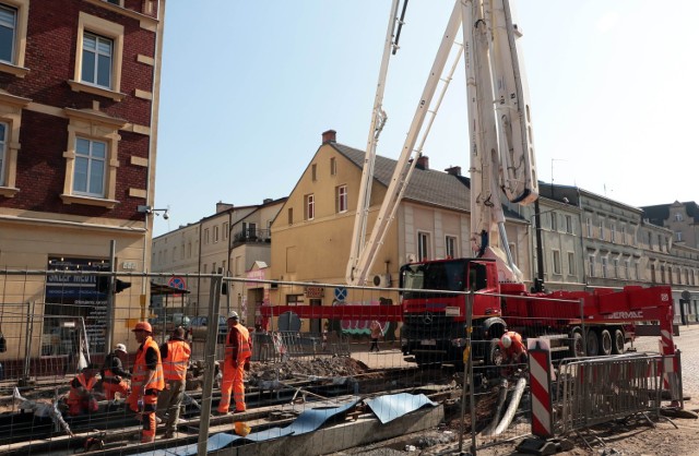 Prace betoniarskie przy budowie nowej sieci tramwajowej w ulicy Toruńskiej w Grudziądzu.