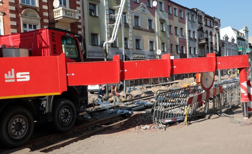 Prace betoniarskie przy budowie nowej sieci tramwajowej w...