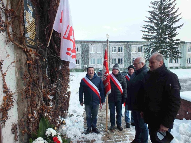 Uroczystości 41.rocznicy stanu wojennego rozpoczęły się przed pamiątkową tablicą, umieszczoną na biurowcu MAN Bus Starachowice. Więcej na kolejnych zdjęciach