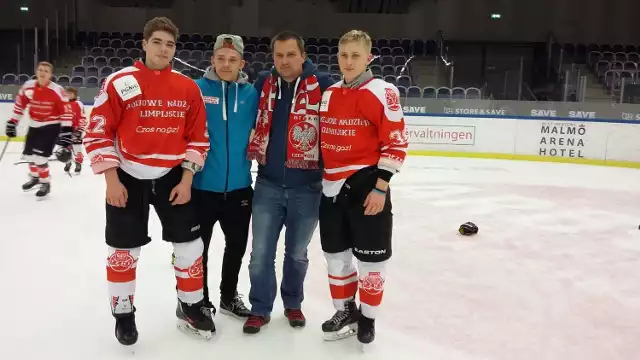 Hokejowe nadzieje olimpijskie Unii Oświęcim: Adam Kot (pierwszy z lewej), Michał Magiera (w środku, w niebieskiej bluzie) i Jakub Kupiec (pierwszy z prawej).