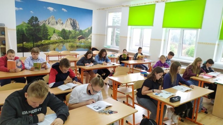 Szkoła Podstawowa w Borzyminie biła rekord we wspólnym czytaniu [zobacz zdjęcia]