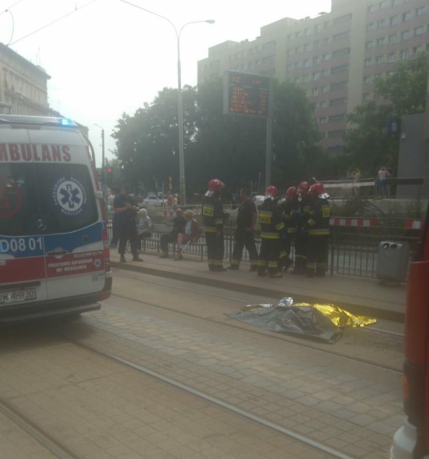 Tragedia we Wrocławiu. Tramwaj śmiertelnie potrącił kobietę. Pojazd ciągnął fragmenty ciała przez miasto [ZDJĘCIA]