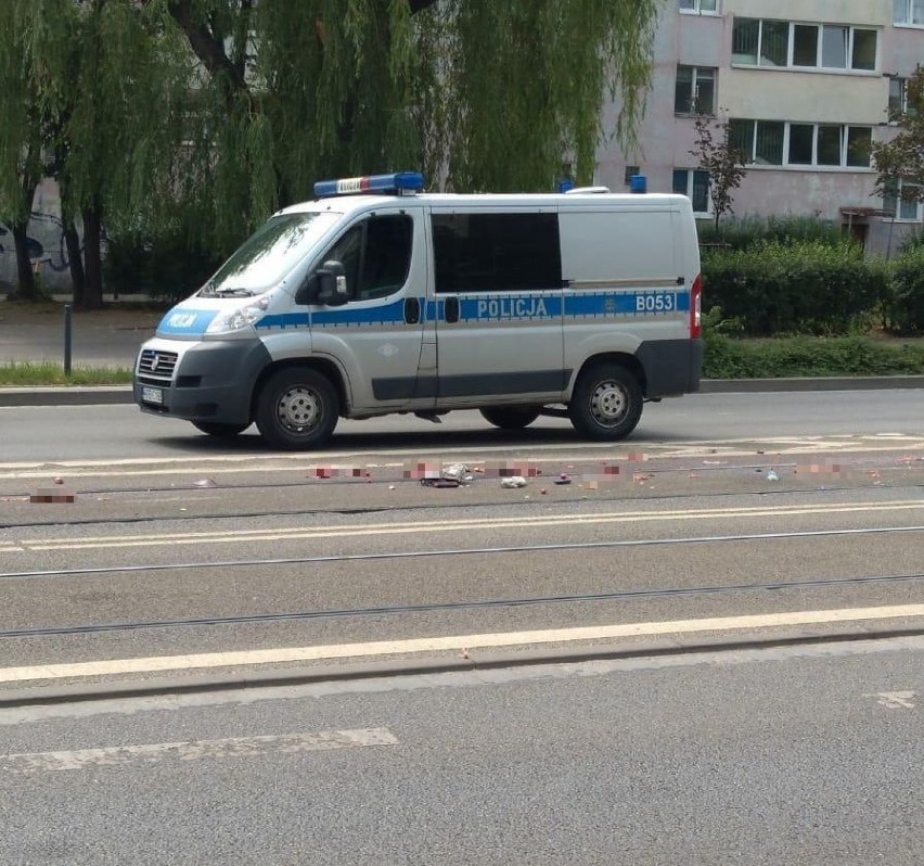 Tragedia we Wrocławiu. Tramwaj śmiertelnie potrącił kobietę. Pojazd ciągnął fragmenty ciała przez miasto [ZDJĘCIA]