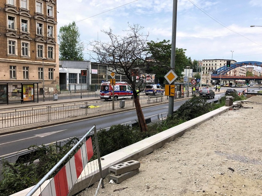 Tragedia we Wrocławiu. Tramwaj śmiertelnie potrącił kobietę. Pojazd ciągnął fragmenty ciała przez miasto [ZDJĘCIA]