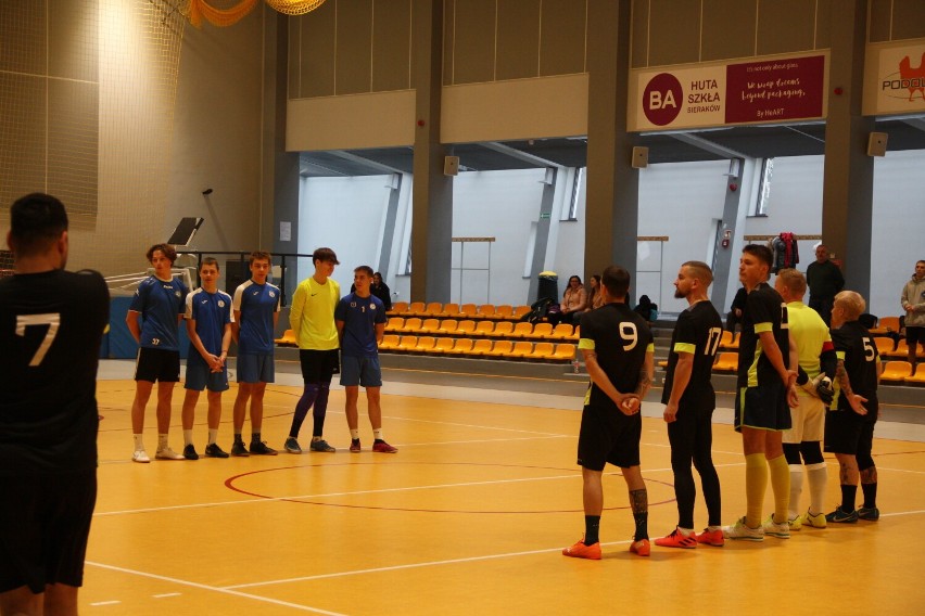 Piłka nożna. Reaktywacja ligi halowej w powiecie. Dziesięć drużyn rywalizowało na hali sportowej w Sierakowie.