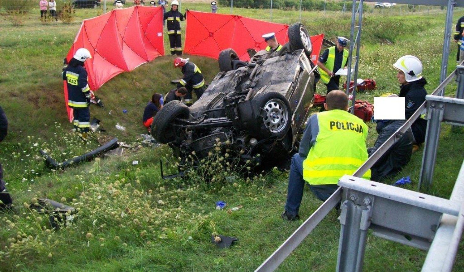 Wypadek na A2 W miejscowości Borki dachowało BMW