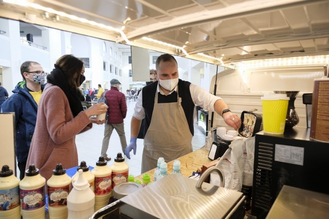 W Centrum Targowy Park trwa prawdziwa uczta dla smakoszy. Jednocześnie odbywają się dwa festiwale: pierogów oraz kawy i czekolady. Każdy łasuch znajdzie więc coś dla siebie. Jest okazja by spróbować pierogów dużych i małych, polskich, hiszpańskich, japońskich, tybetańskich czy hinduskich. Jest w czym wybierać! 

Coś dobrego znajdą też miłośnicy kawy, czekolady oraz innych słodkości. W sobotę impreza potrwa do godziny 20 a w niedzielę do Centrum Targowego Park można wybrać się w godzinach 12-18. 

Czytaj też:

Jak odświeżyć chleb
Restauracje po Kuchennych Rewolucjach. Nie wszystkie przetrwały