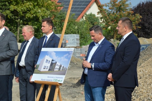 Władze miasta pozyskały dofinansowanie na budowę nowych bloków z Polskiego Ładu w kwocie 7,22 miliona złotych. Symboliczny czek na ten cel został przekazany na konferencji prasowej 22 września ubiegłego roku.