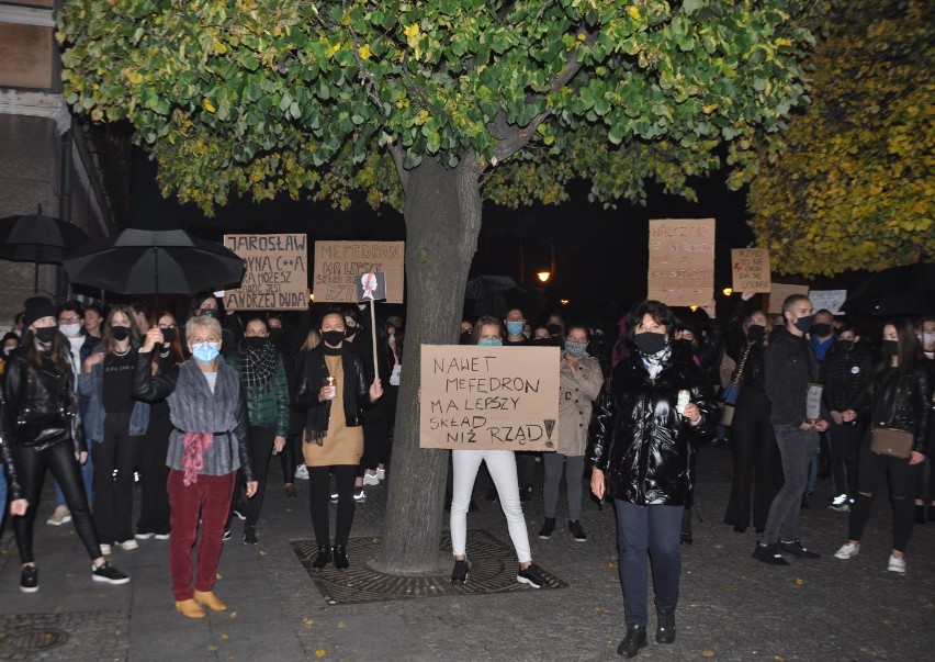 ,,Łapy precz". Pleszewianki protestowały przeciwko orzeczeniu Trybunału Konstytucyjnego