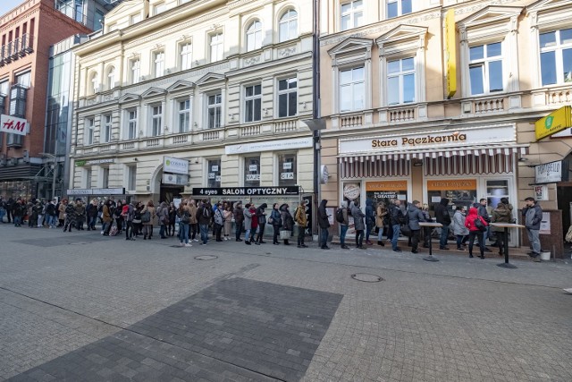 W tłusty czwartek zgodnie z tradycją każdy powinien zjeść przynajmniej jednego pączka, albo faworka. Tłumy poznaniaków ustawiły się w kolejkach do pobliskich pączkarni, gdzie wypiekany jest słodki przysmak. Jak poznaniacy świętują tłusty czwartek i gdzie są najdłuższe kolejki? Zobacz ---> 