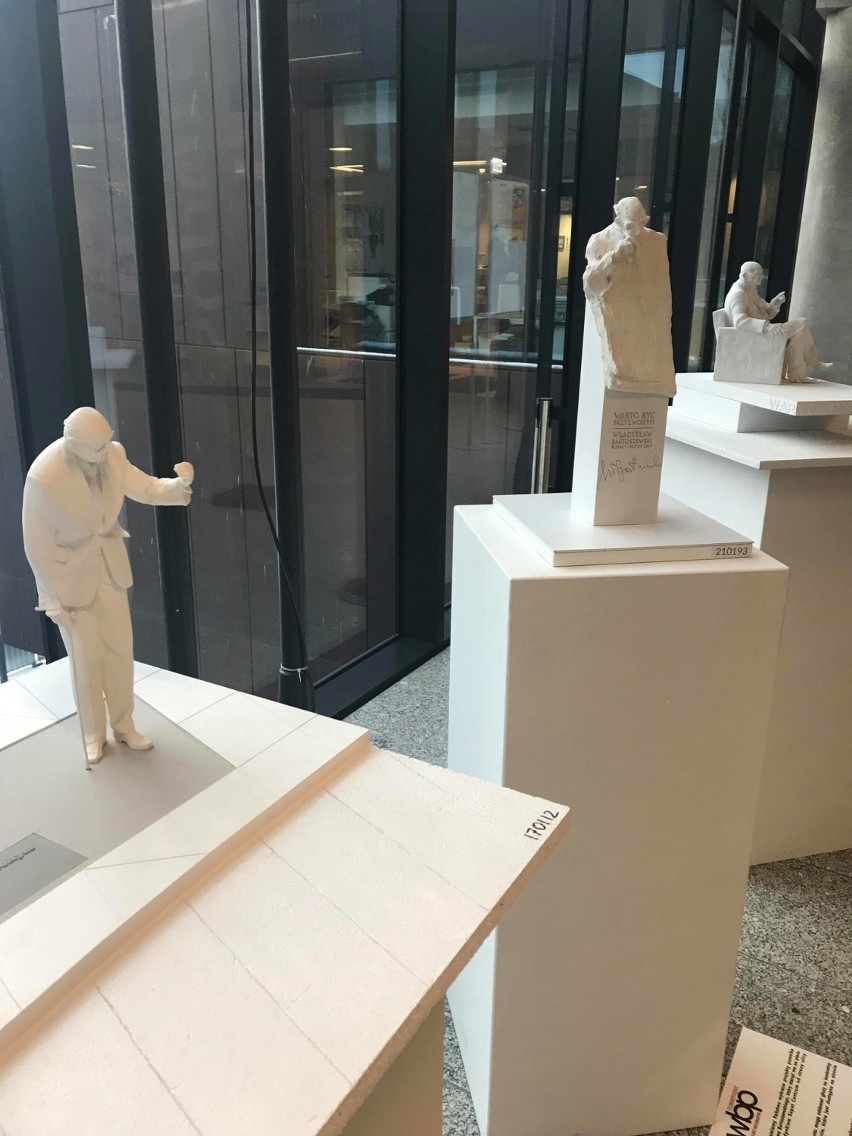 Miniaturowe rzeźby stanęły przed Sopoteką - komisja chce...