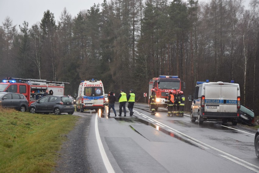 Wypadek w Wołczy Małej. Auto wjechało do rowu (WIDEO, FOTO)