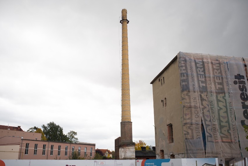 Komin na terenie dawnej Wełny w Żarach grozi zawaleniem....