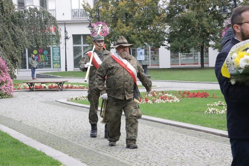 Legnica: Dzisiaj rocznica wyboru Karola Wojtyły na Papieża Jana Pawła II, złożono kwiaty pod pomnikiem, zdjęcia