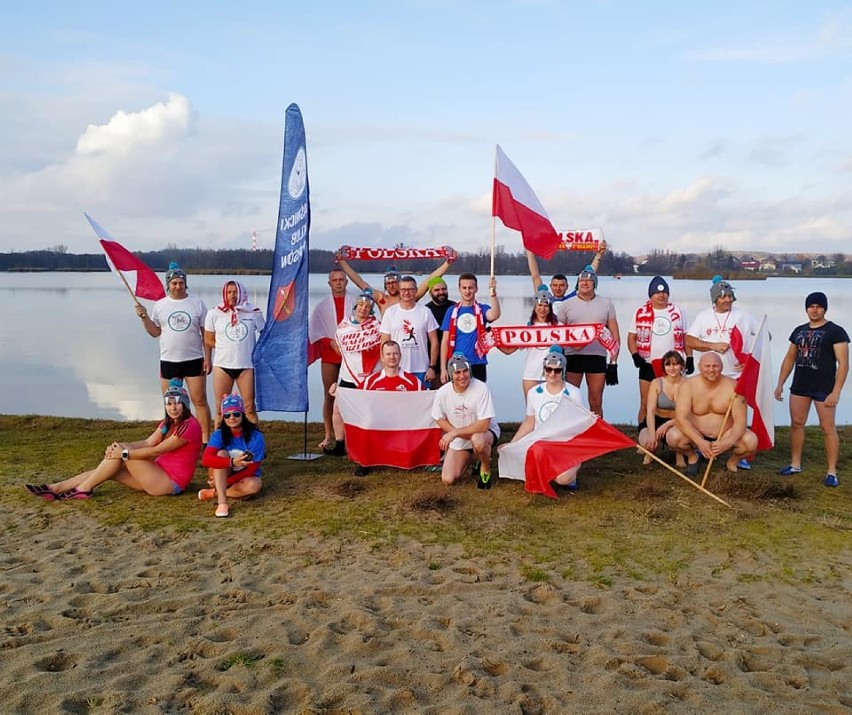 Kraśnicki Klub Morsów uczcił Święto Niepodległości w swoim stylu! Zobaczcie zdjęcia z morsowania z kraśnickim zalewie